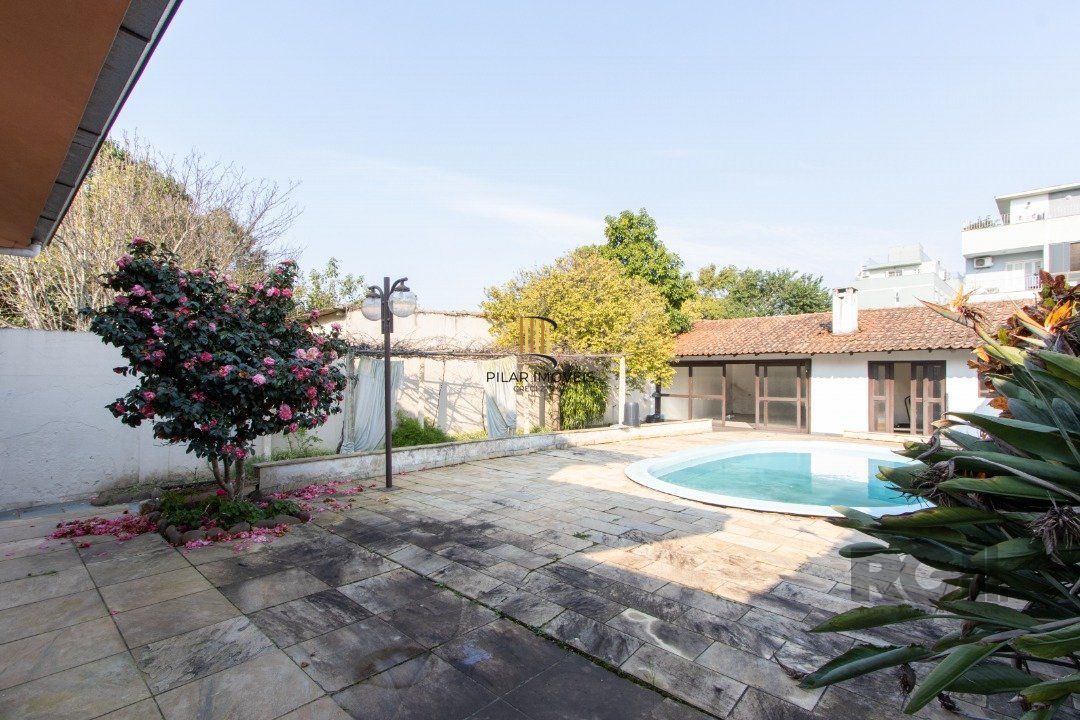 Casa para Venda - 72.6m², 4 dormitórios, sendo 1 suites, 6 vagas - Camaquã