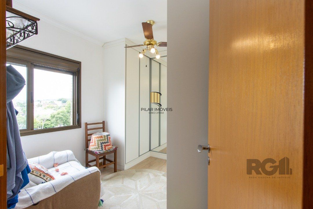 Apartamento possui 3 dormitórios, sendo 1 suíte, semi-mobiliado, com 107,27m² de área privativa, living para 2 ambientes, espaço gourmet com churrasqueira, cozinha com área de serviço; 2 vagas simples de garagem