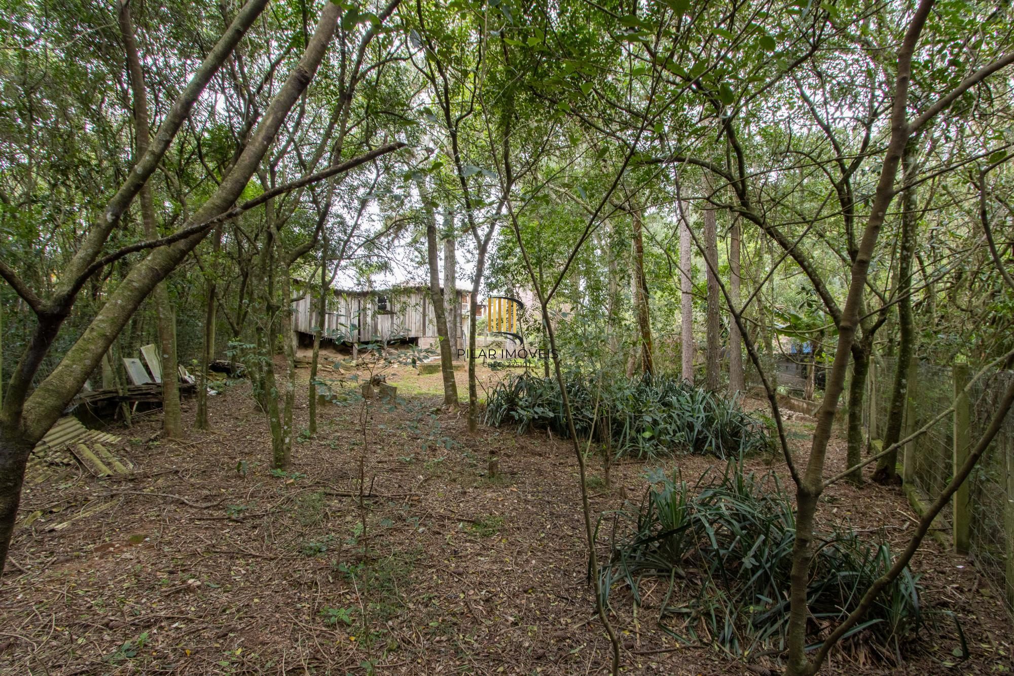 Casa de alvenaria, com 3 dormitórios, 1 suíte, living, cozinha, lavanderia, churrasqueira, banheiro social, pátio e 4 vagas de garagem.