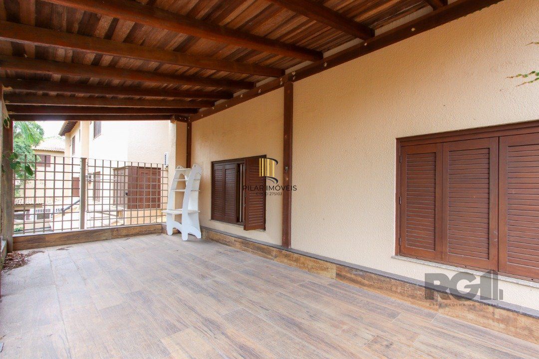 Casa com 327m² de área privativa, oferecendo 3 dormitórios, sendo 3 suítes