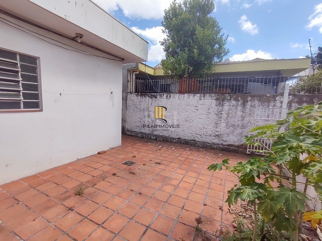 Casa à venda com 3 quartos, 1 vaga e pátio - Bairro Medianeira