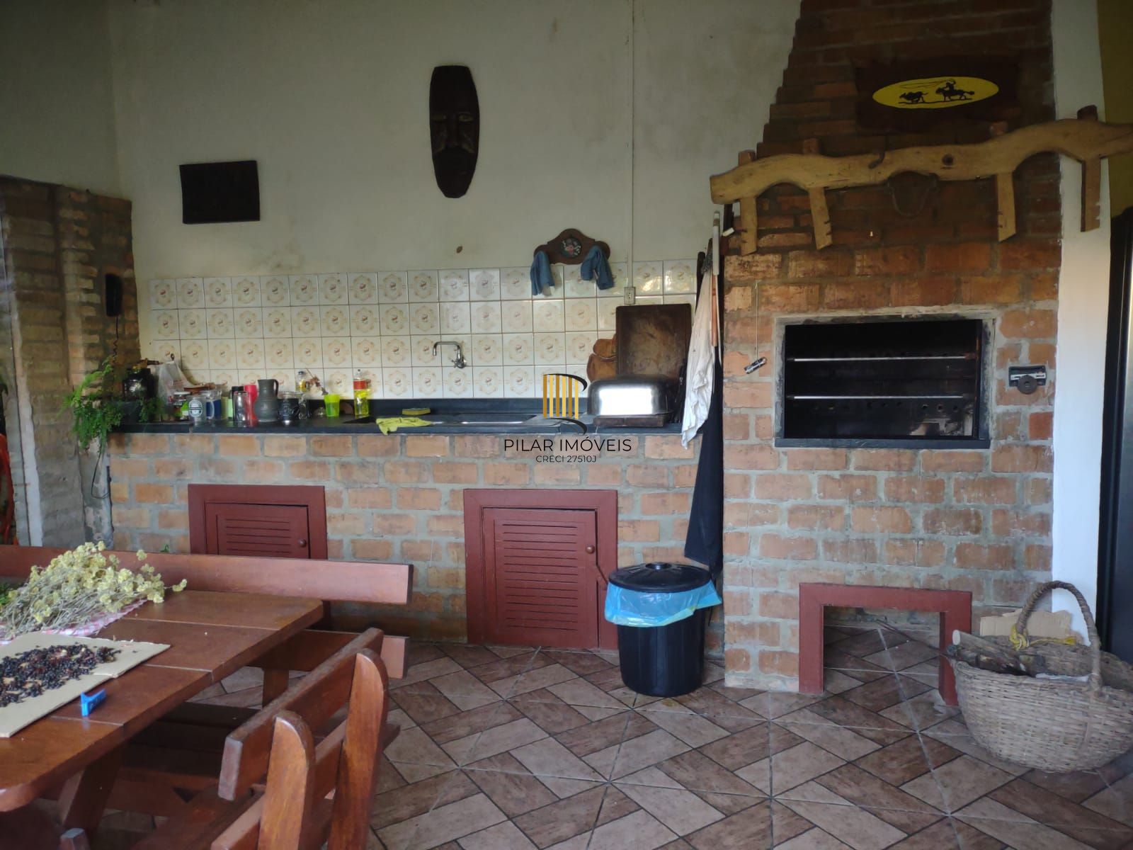 Casa com 4 quartos, suíte, piscina, lareira, churrasqueira em um terreno de 616m².