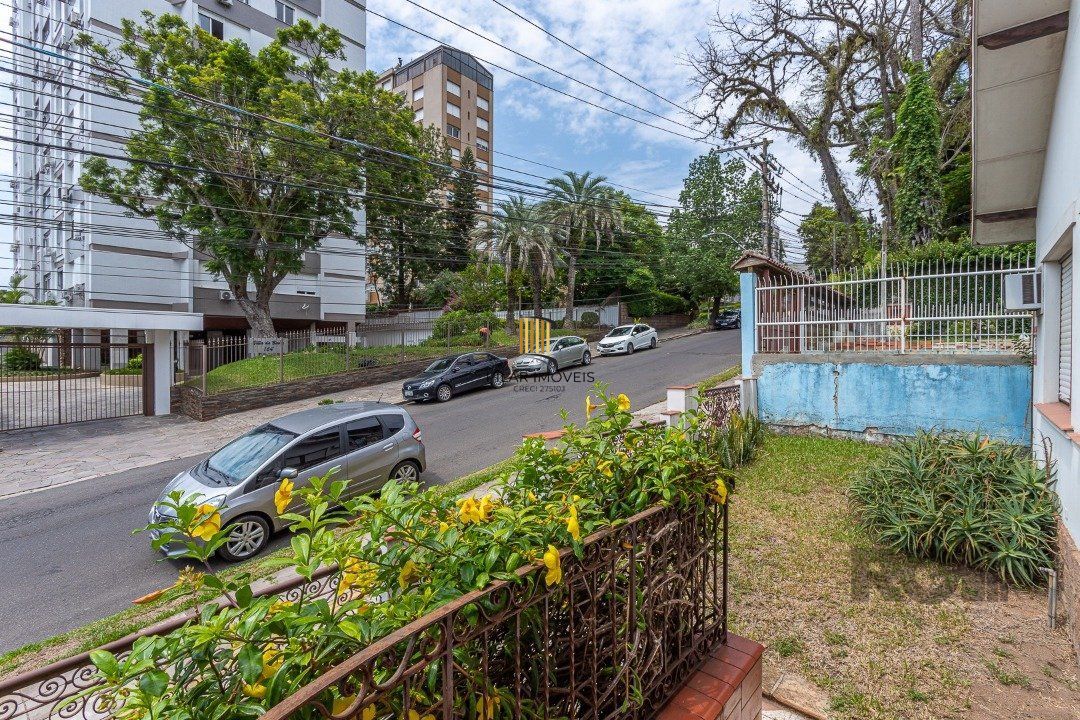 Casa  4 dormitórios, sendo 1 suíte no bairro Menino Deus em Porto Alegre