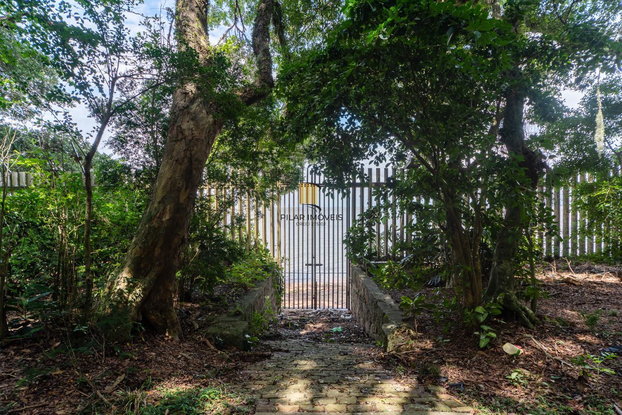 Casa à venda com1981m², 13 dormitórios, 4 suítes, 30 vagas, terreno de 1,2 hectares, no bairro Pedra Redonda em Porto Alegre