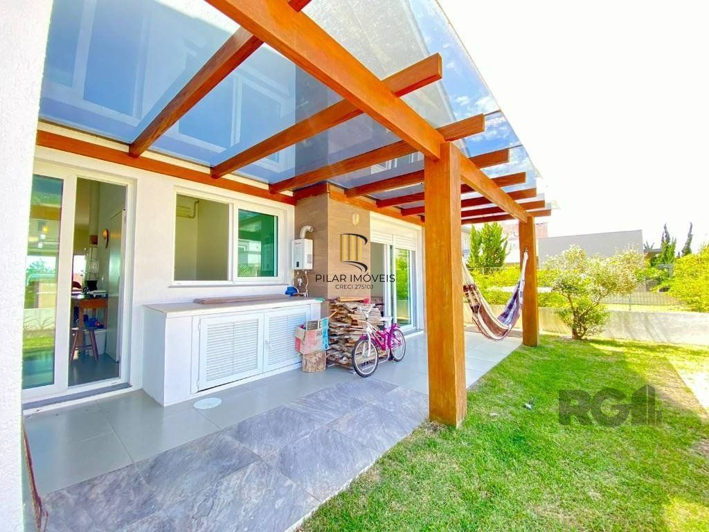 Casa a venda em Condomínio fechado na Beira mar de Atlântida Sul com 3 quartos e 164m²