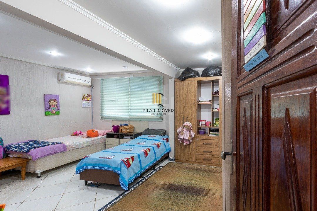 Sobrado para Venda - 300m², 3 dormitórios, sendo 1 suites, 3 vagas - Cavalhada