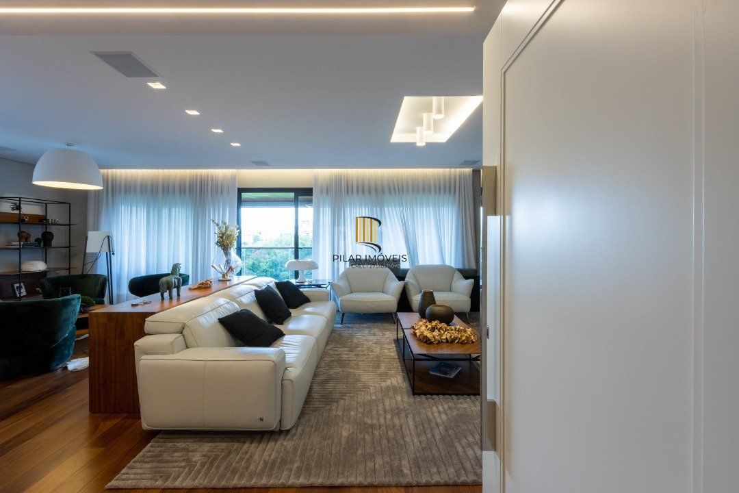Apartamento mobiliado, com cerca de 256,42m² privativos e com 3 suítes,