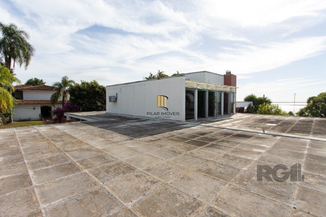 Casa com 724 m² privativos, 4 dormitórios sendo 4 suítes, 6 vagas sendo 3 cobertas