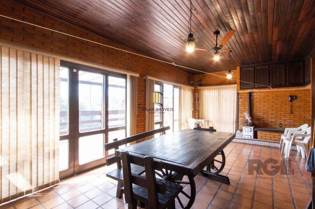 Casa para Venda - 500m², 4 dormitórios, sendo 1 suites, 4 vagas - Coronel Aparício Borges