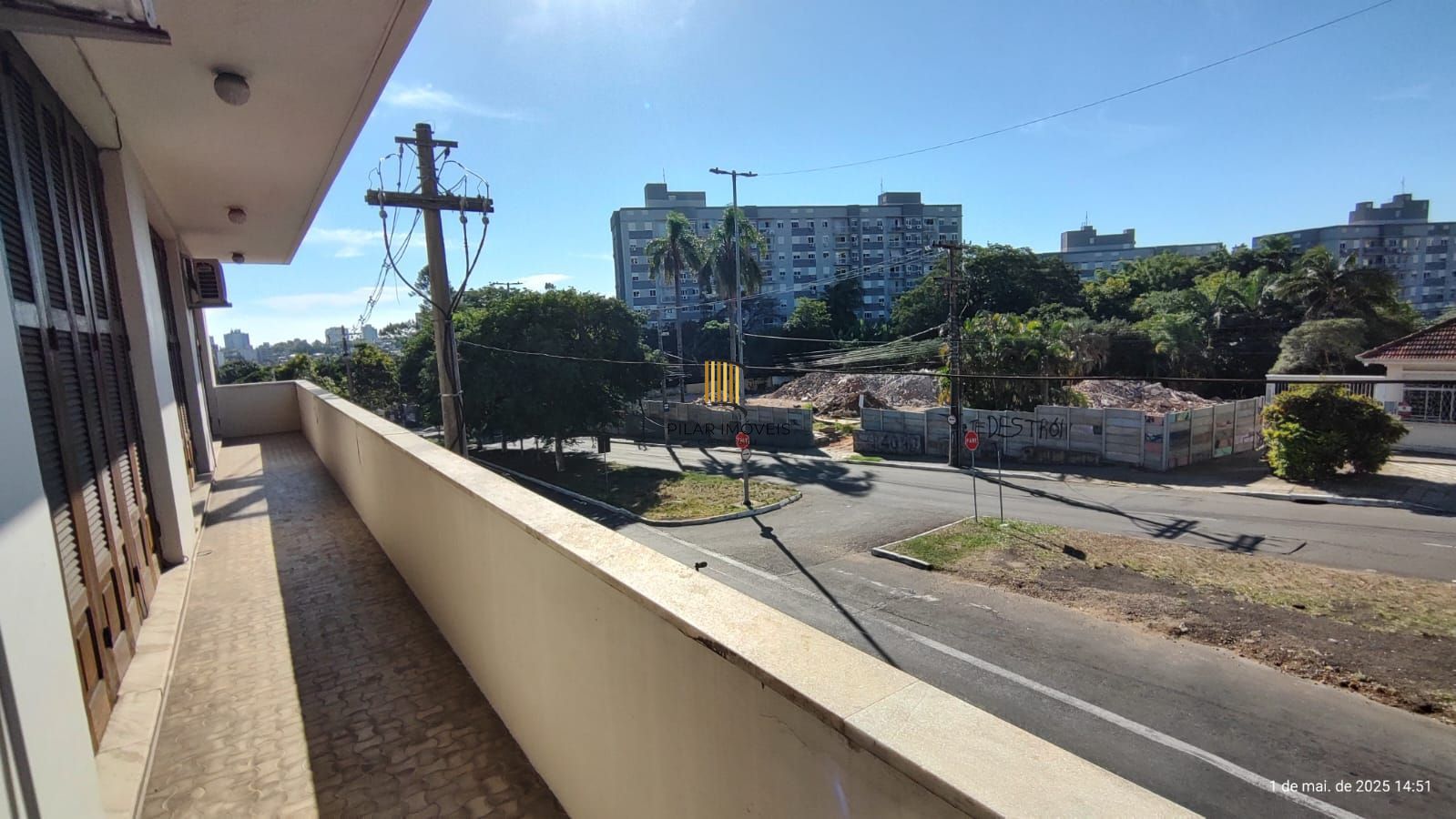 Apartamento de 4 dormitórios, 2 suítes, sacada, living para 2 ambientes bem amplo.
