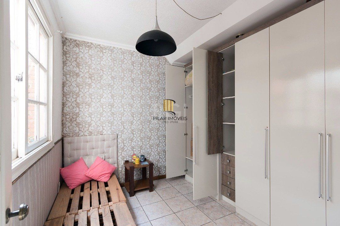 Casa para Venda - 320m², 5 dormitórios, sendo 2 suites, 3 vagas - Tristeza