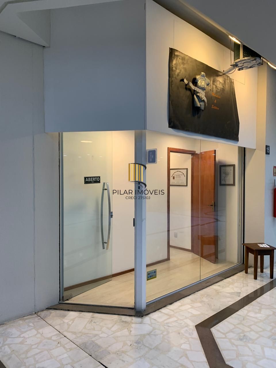 Loja térrea na Galeria Dr. Florêncio Ygartua - Bairro Moinhos de Vento