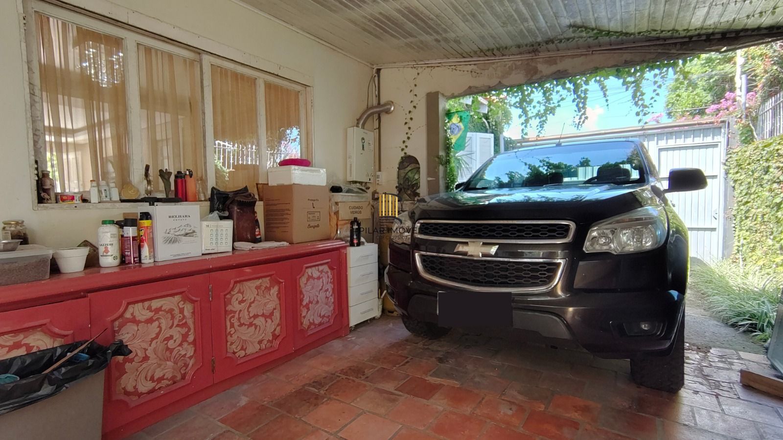 Casa térrea, 2 dormitórios, 1 suíte e 2 vagas no bairro Aberta dos Morros.