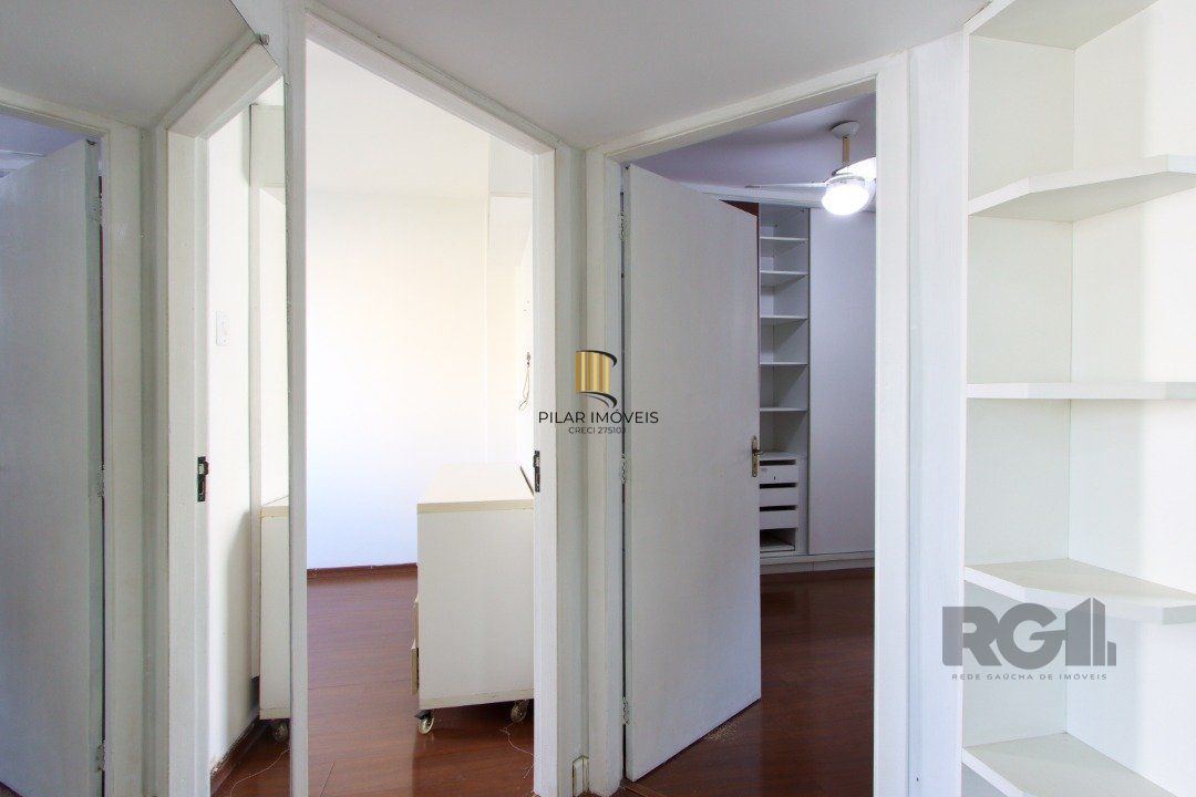 Apartamento semi-mobiliado, possui 3 dormitórios, sendo 1 suíte