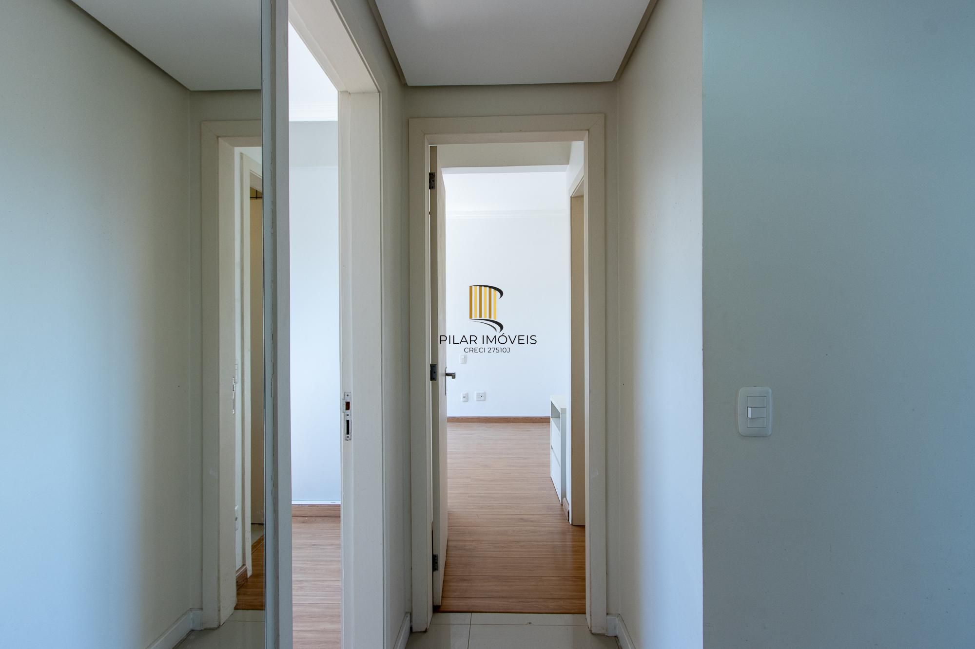 Cobertura de 3 dormitórios, 1 suíte e duas vagas de garagem no bairro Cristal.