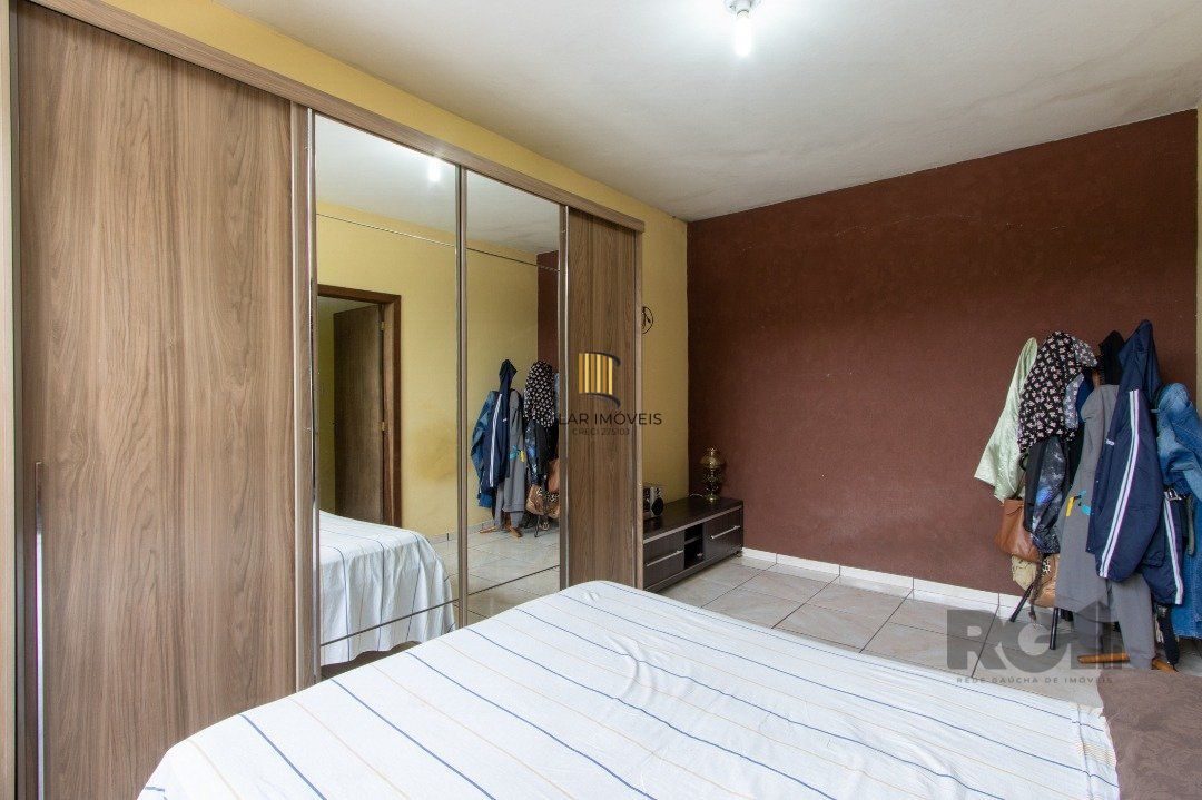 Casa térrea, 3 quartos, 2 banheiros, com pátio no Bairro Cavalhada