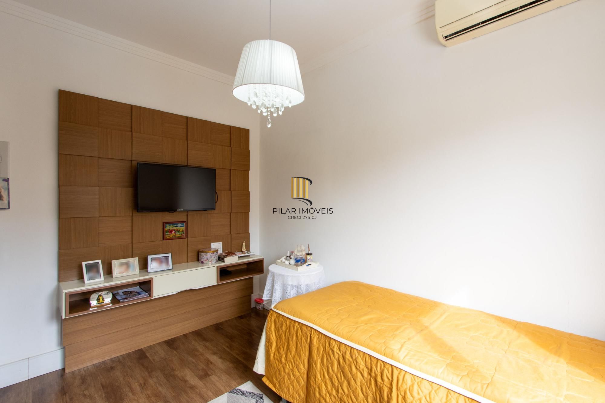 Excelente casa de alvenaria, 4 dormitórios, 2 suítes e 2 vagas de garagem.