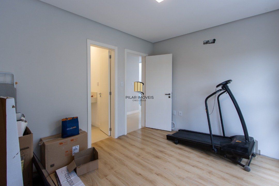 casa com  3 suítes no piso superior, mais 1 suíte no primeiro pavimento.