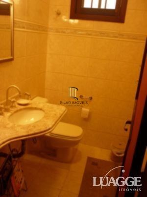 casa com 4 dormitórios, sendo uma suíte , e 530 area privativa