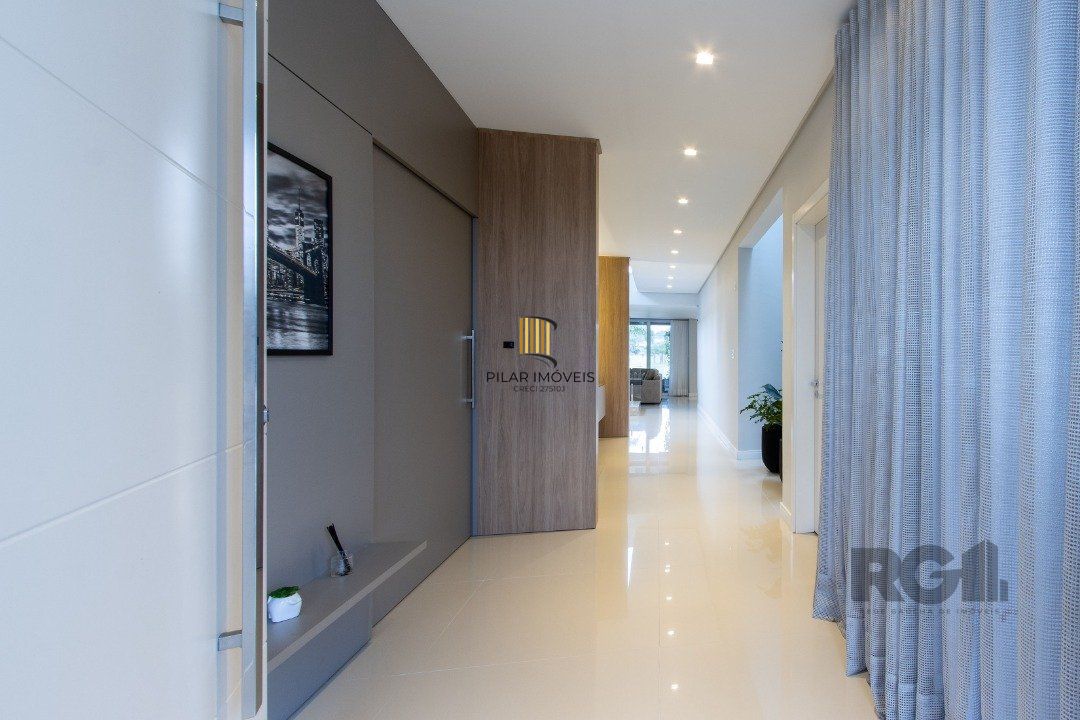 casa com  3 suítes no piso superior, mais 1 suíte no primeiro pavimento.