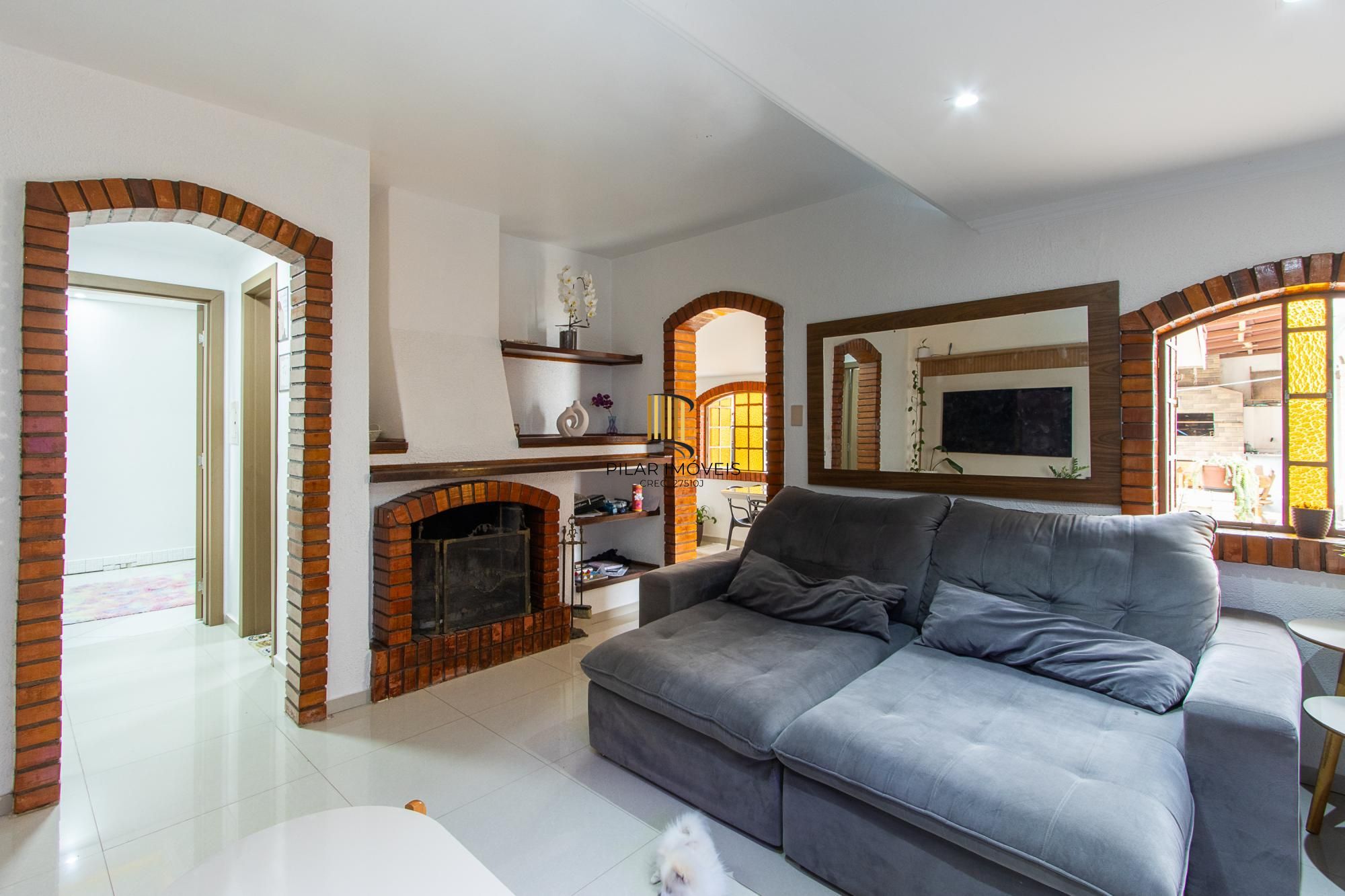 Casa de 4 dormitórios, 2 suítes, piscina, pátio e 2 vagas de garagem.