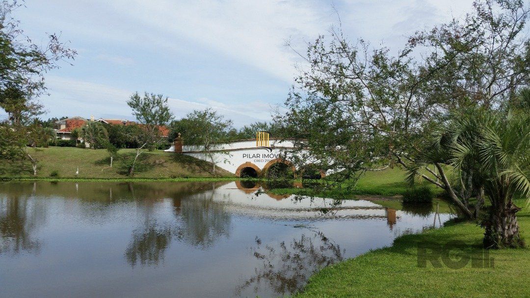Casa em condomínio com pátio, piscina, 3 suítes e 2 vagas