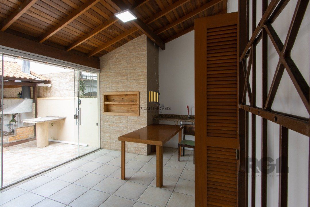 Casa 4 dormitórios no bairro Ipanema