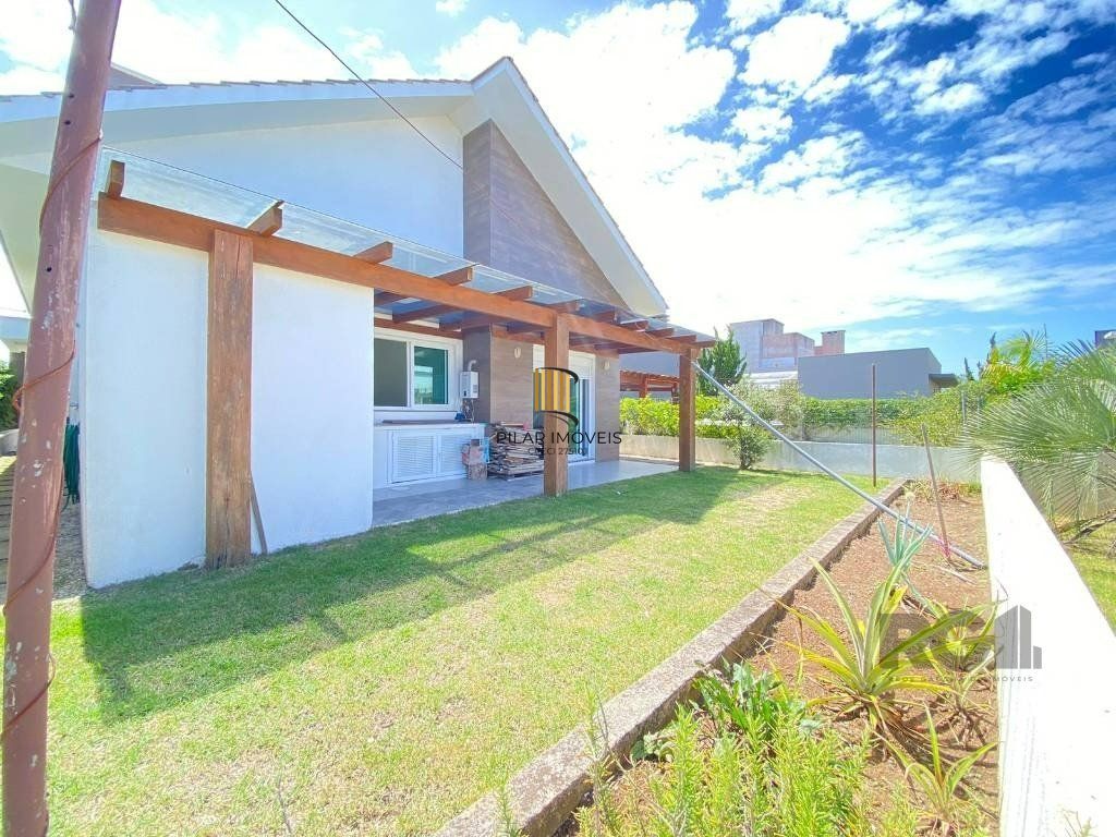 Casa a venda em Condomínio fechado na Beira mar de Atlântida Sul com 3 quartos e 164m²