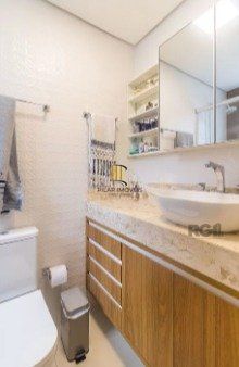Casa impecável e mobiliada, com 3 niveis, possui 3 dormitórios sendo 1 suíte, 4 banheiros