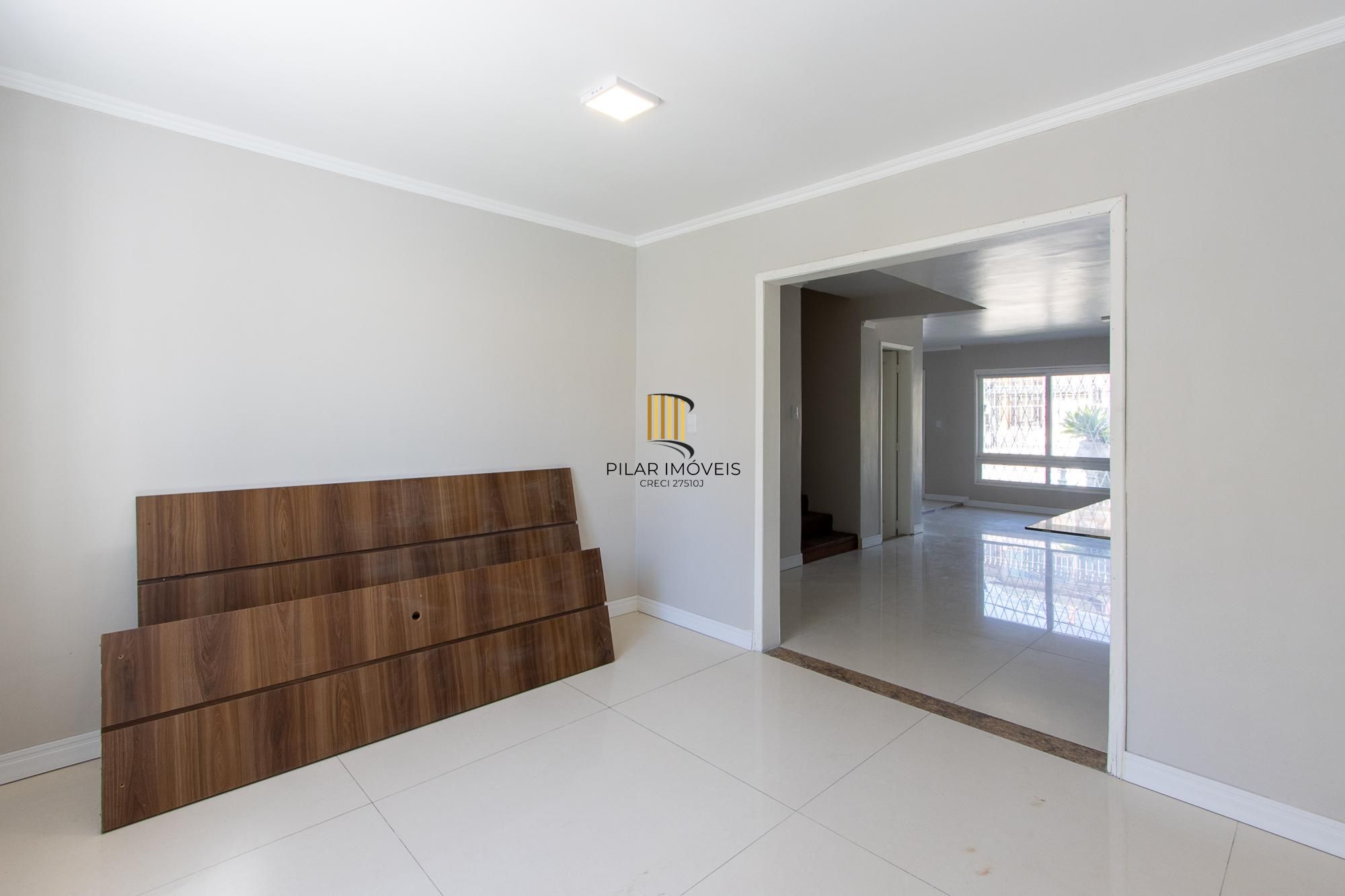 Casa de alvenaria, com 3 quartos, 1 suíte e 3 vagas de garagem.