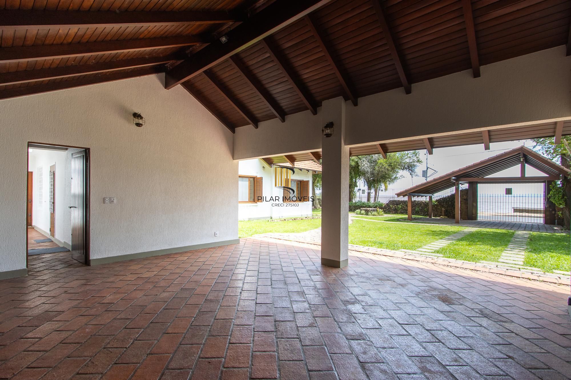 Casa com 2 dormitórios 3 banheiros. lareira e churrasqueira, e com arquitetura moderna.