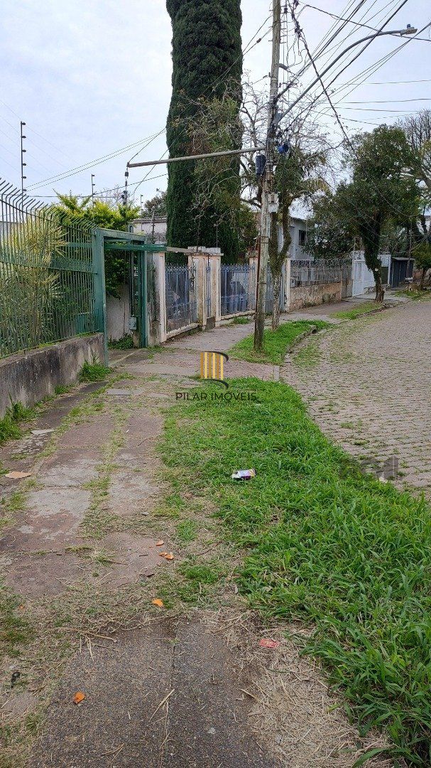 Casa térrea, 3 quartos, amplo pátio - Bairro Santa Tereza