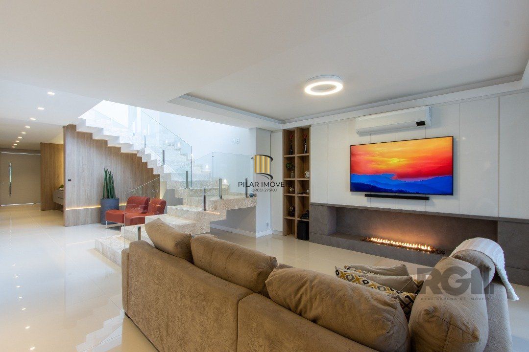casa com  3 suítes no piso superior, mais 1 suíte no primeiro pavimento.