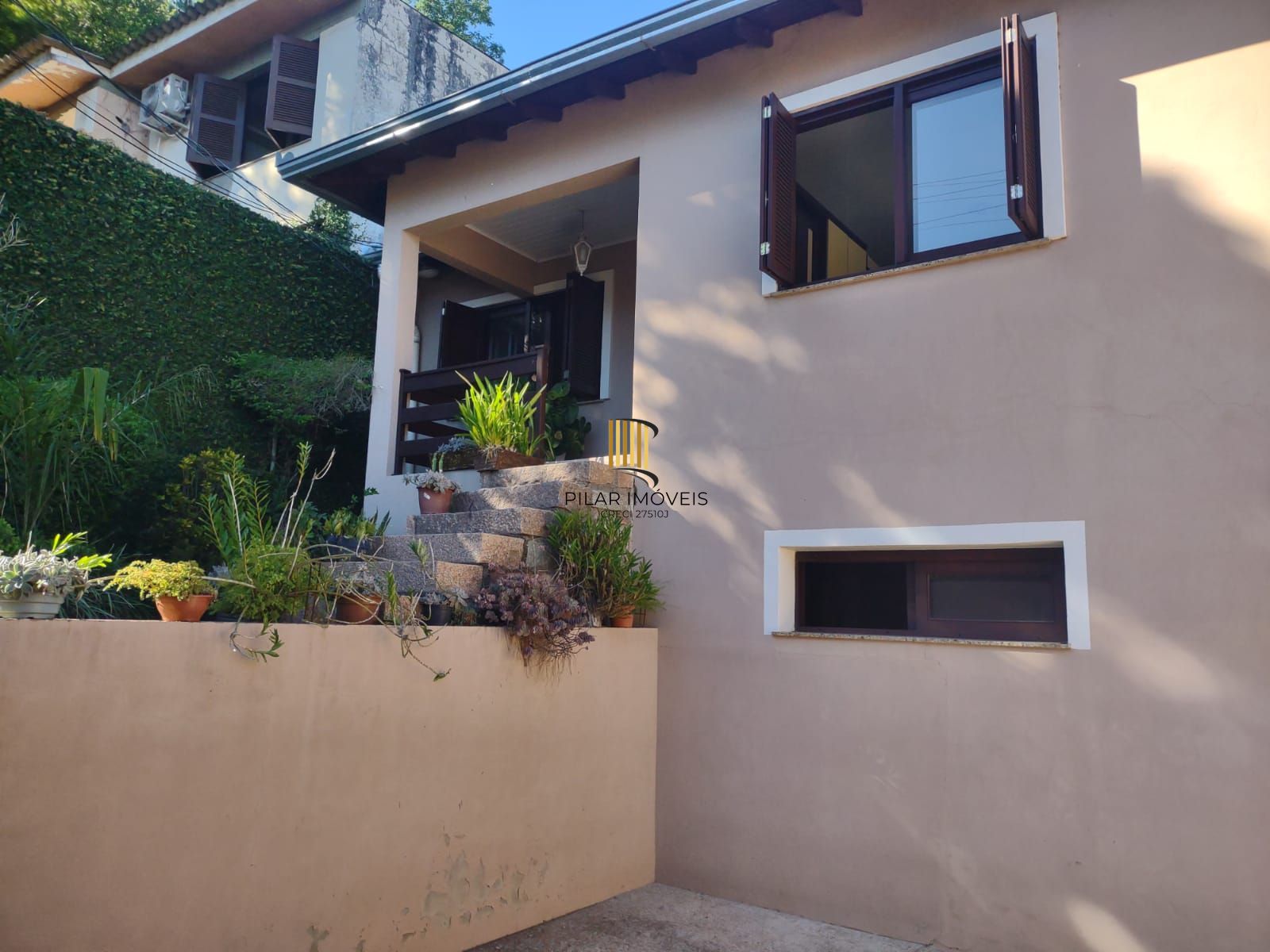 Casa com 4 quartos, suíte, piscina, lareira, churrasqueira em um terreno de 616m². - Pilar Imóveis