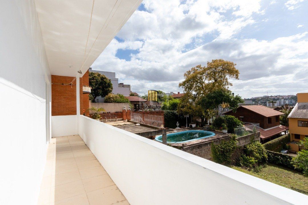 Casa para Venda - 454.7m², 5 dormitórios, sendo 1 suites, 8 vagas - Teresópolis