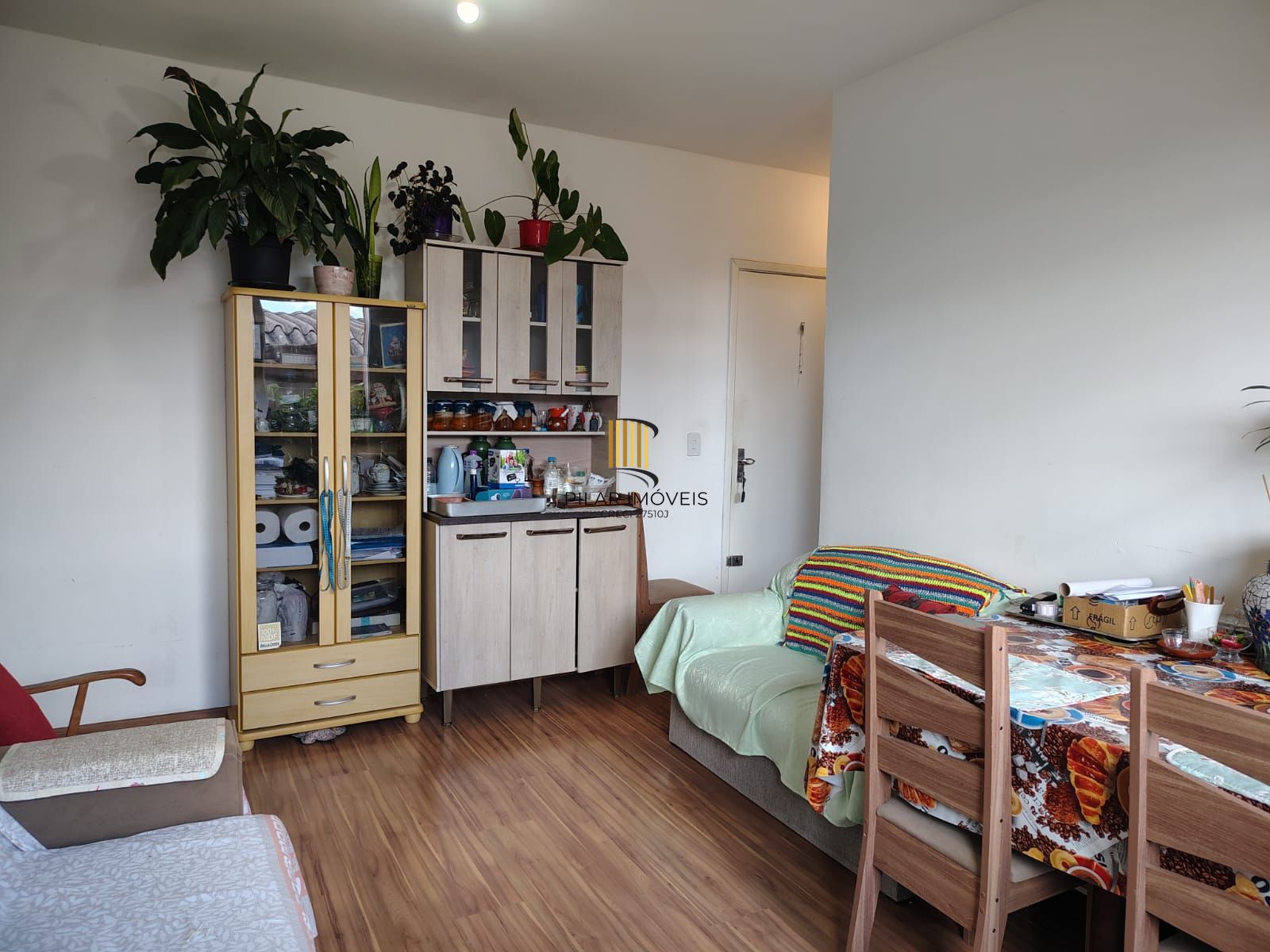 Apartamento de 2 dormitórios, 2 banheiros e 1 vaga no bairro Cristal.