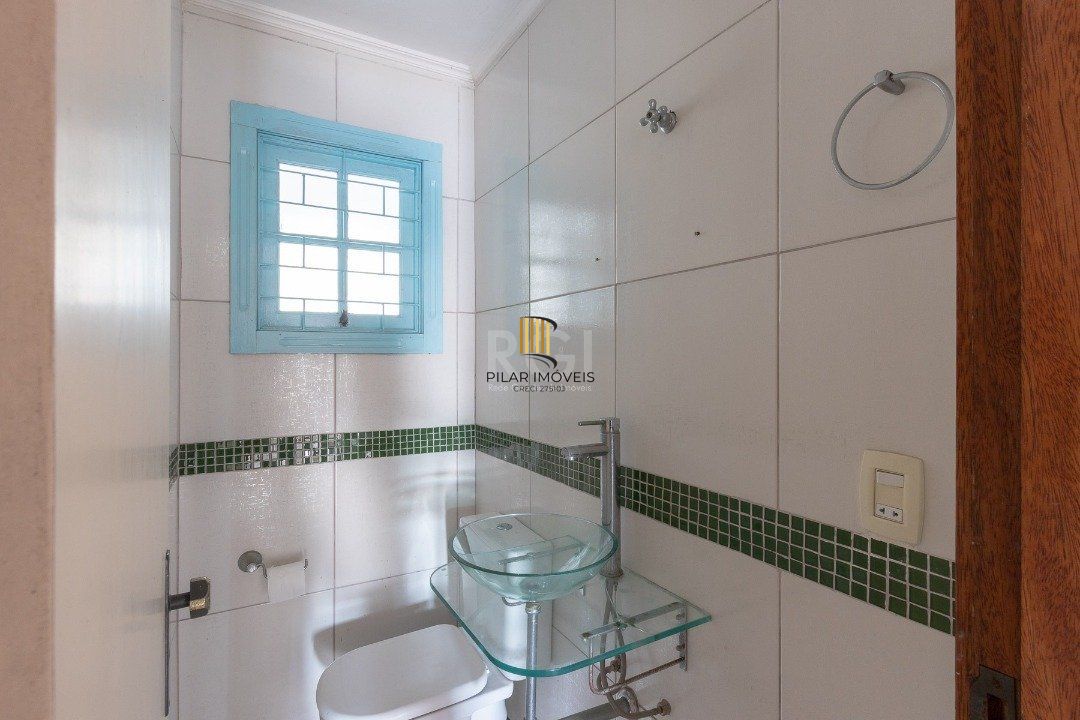Casa com piscina em localização nobre no bairro Tristeza com vista para Rio Guaíba.