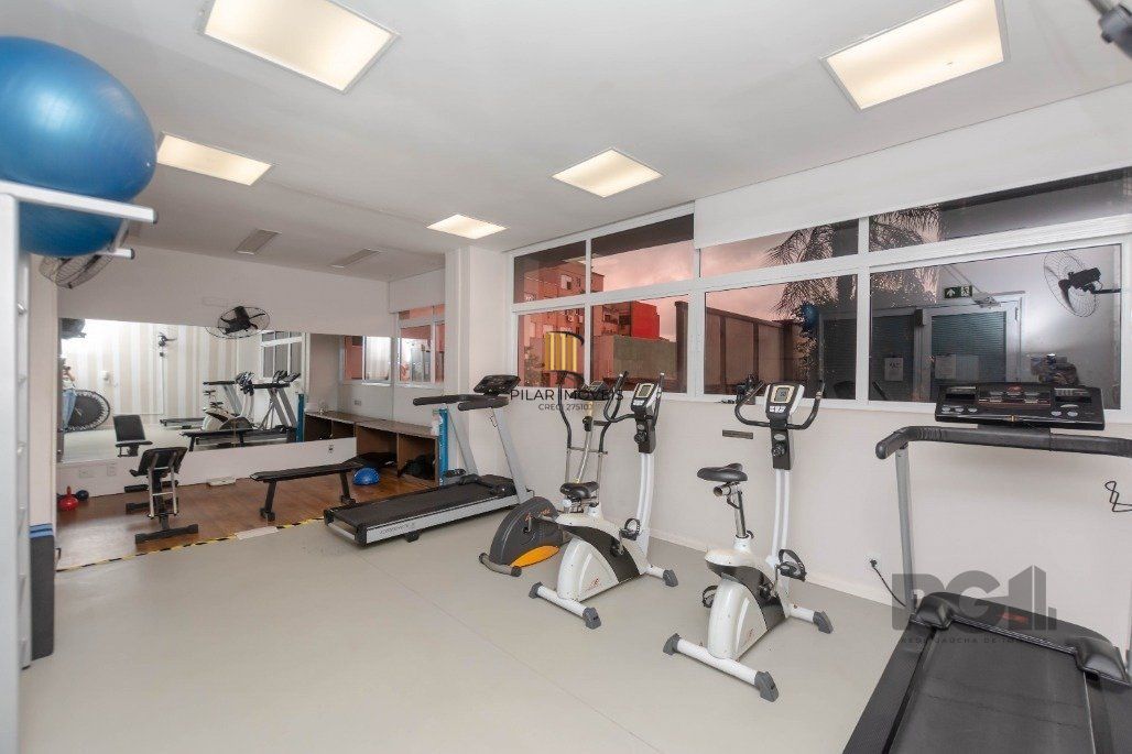Apartamento andar alto que possui 2 dormitórios, sendo 1 súite, living para 2 ambientes, cozinha mobiliada, banheiro auxiliar