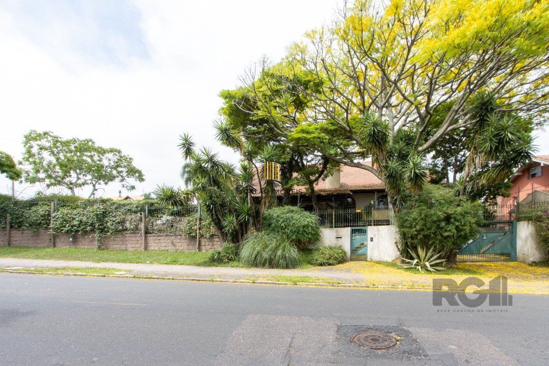 Casa para Venda - 645m², 4 dormitórios, sendo 4 suites, 11 vagas - Tristeza