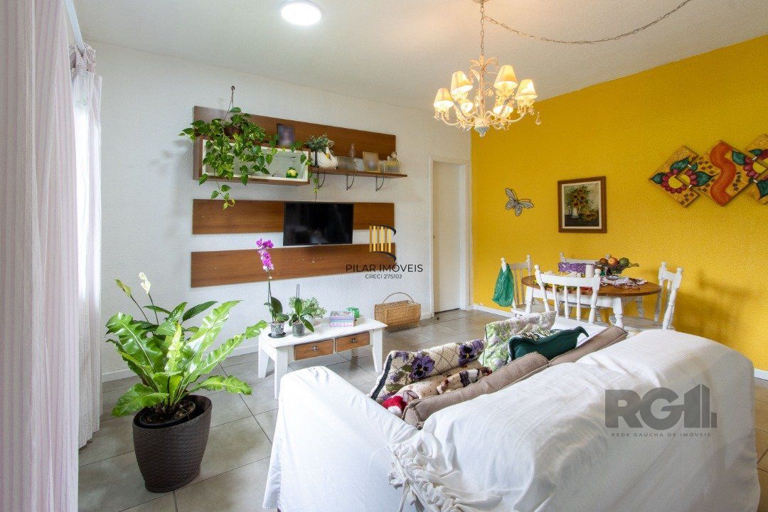 Casa térrea, 3 quartos, edícula, com 2 suites, pátio - Bairro Guarujá