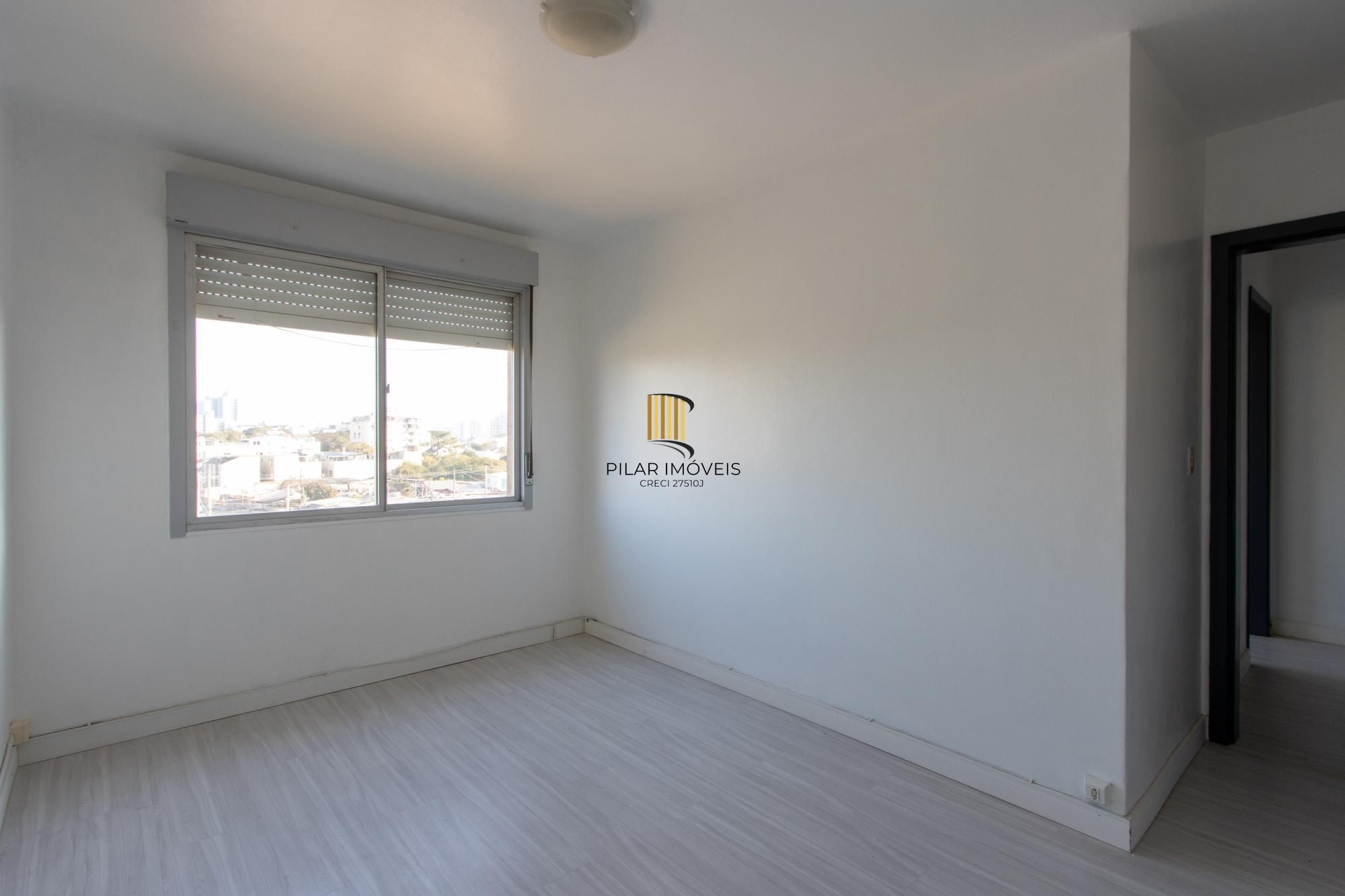 Apartamento semimobiliado à venda no bairro Cristal, 2 dormitórios, 2 banheiros, 1 vaga coberta e vista livre para o Guaíba