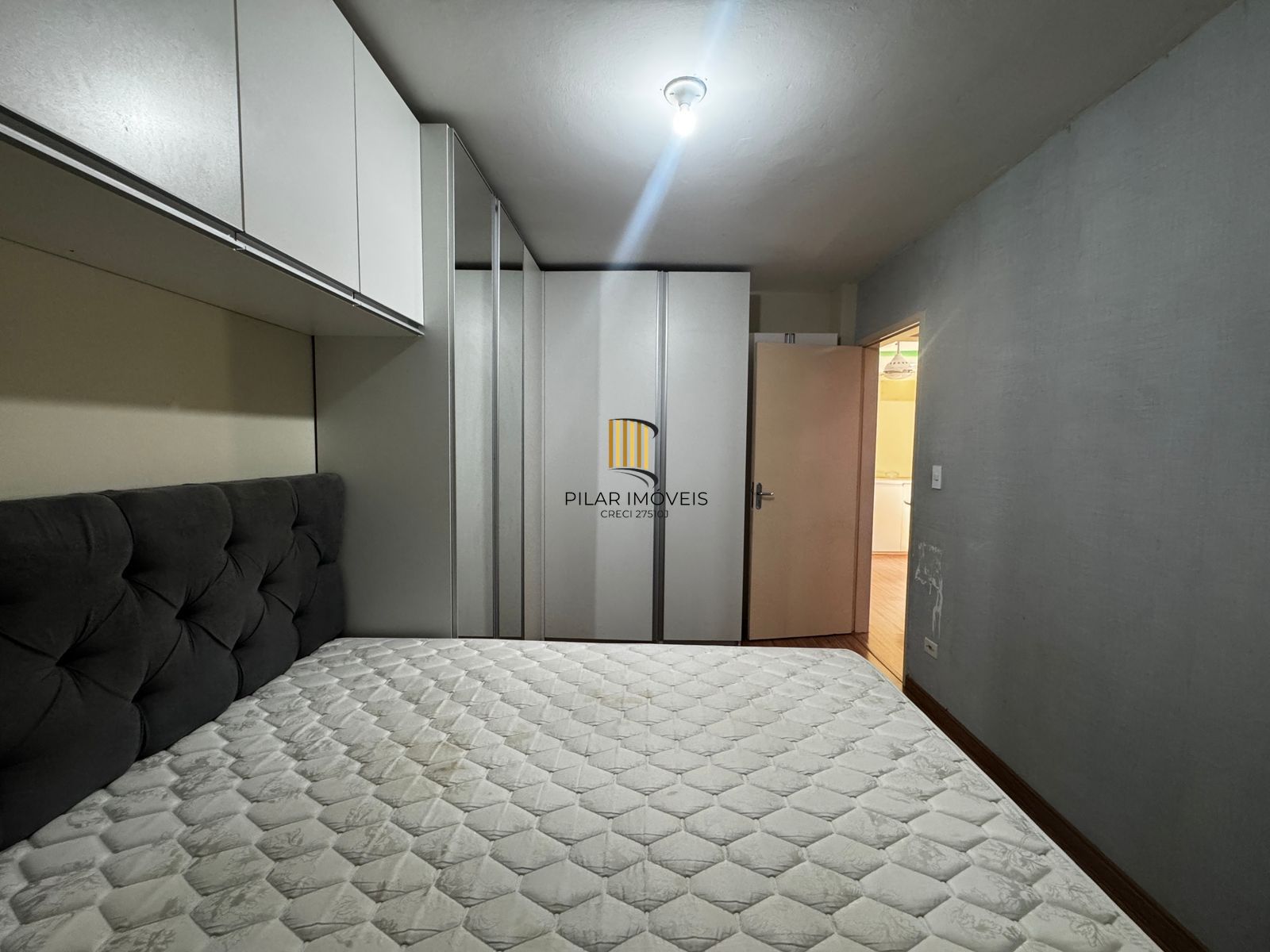 Apartamento 2 dormitórios semimobiliado no bairro Cristal