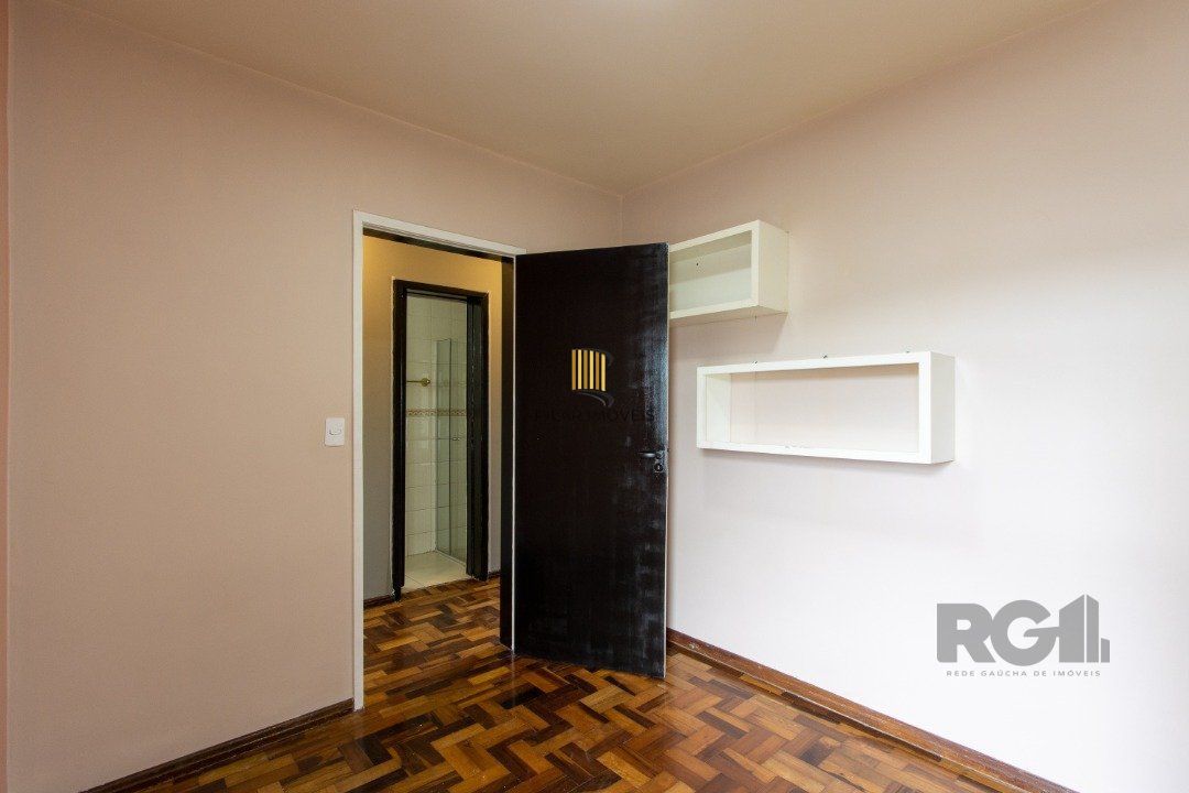 Apartamento de 3 quartos reformado, 1 banheiro - Bairro Camaquã.
