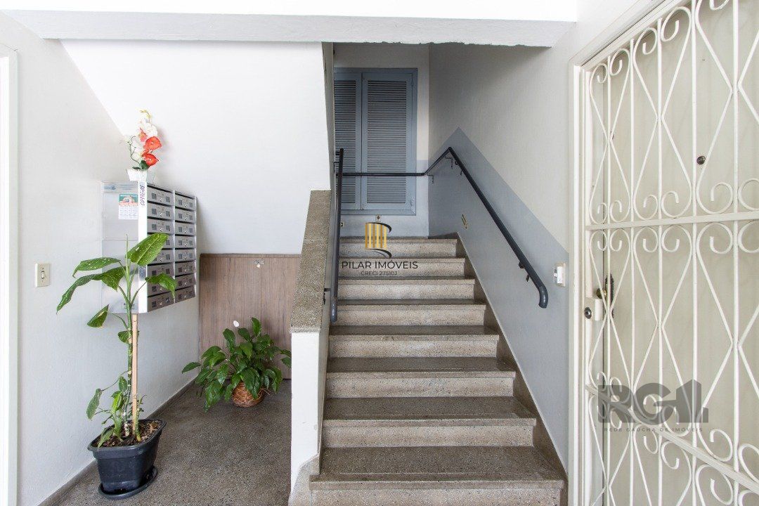 Apartamento de 3 quartos reformado, 1 banheiro - Bairro Camaquã.