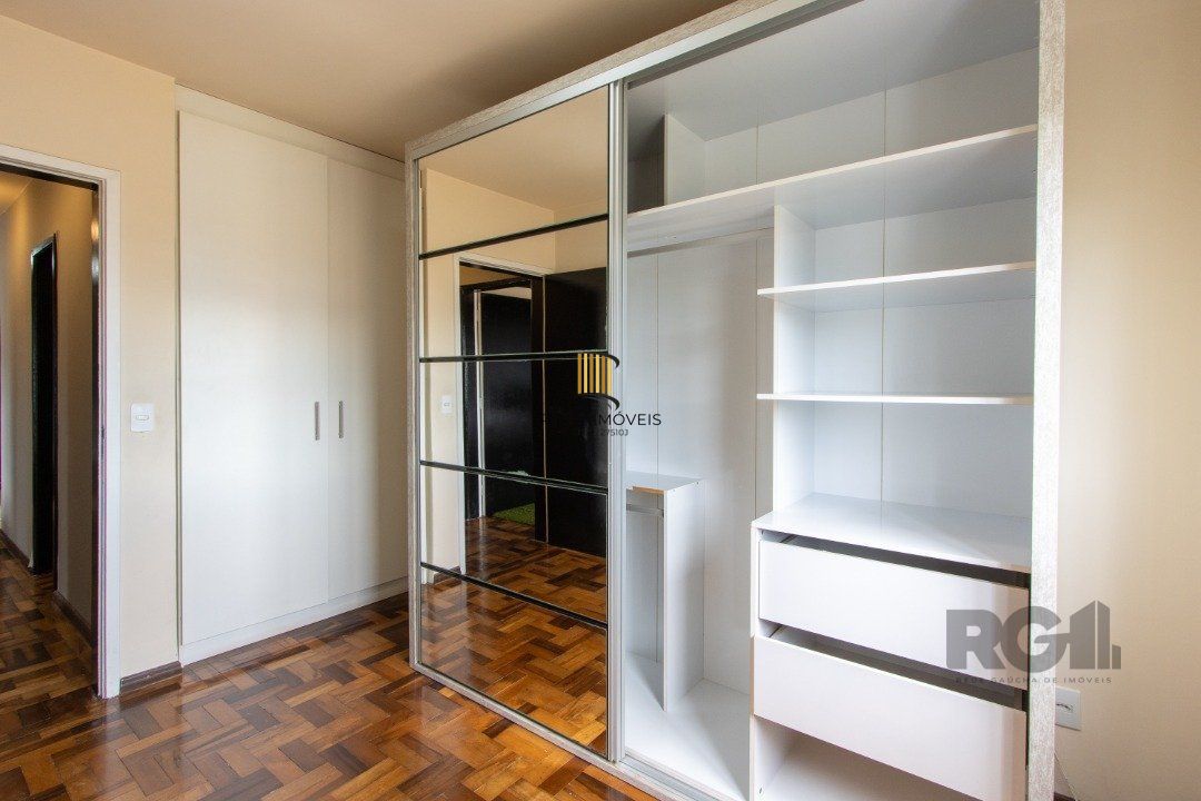 Apartamento de 3 quartos reformado, 1 banheiro - Bairro Camaquã.