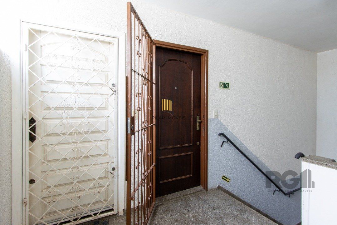 Apartamento de 3 quartos reformado, 1 banheiro - Bairro Camaquã.