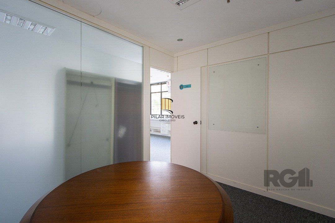 SALA COMERCIAL BAIRRO MENINO DEUS - 82m² DE ÁREA PRIVATIVA, 1 VAGA