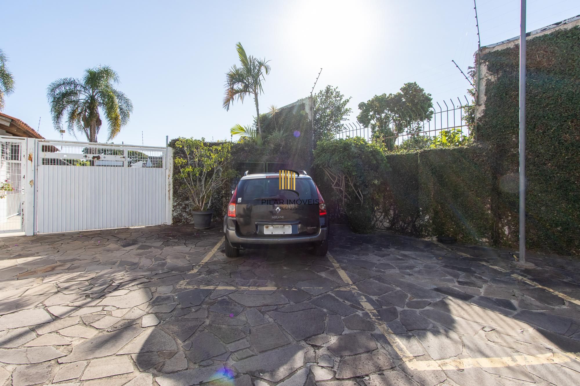 CASA EM CONDOMINIO NO BAIRRO IPANEMA - 04 QUARTOS SENDO 02 SUÍTES - 02 VAGAS DE GARAGEM