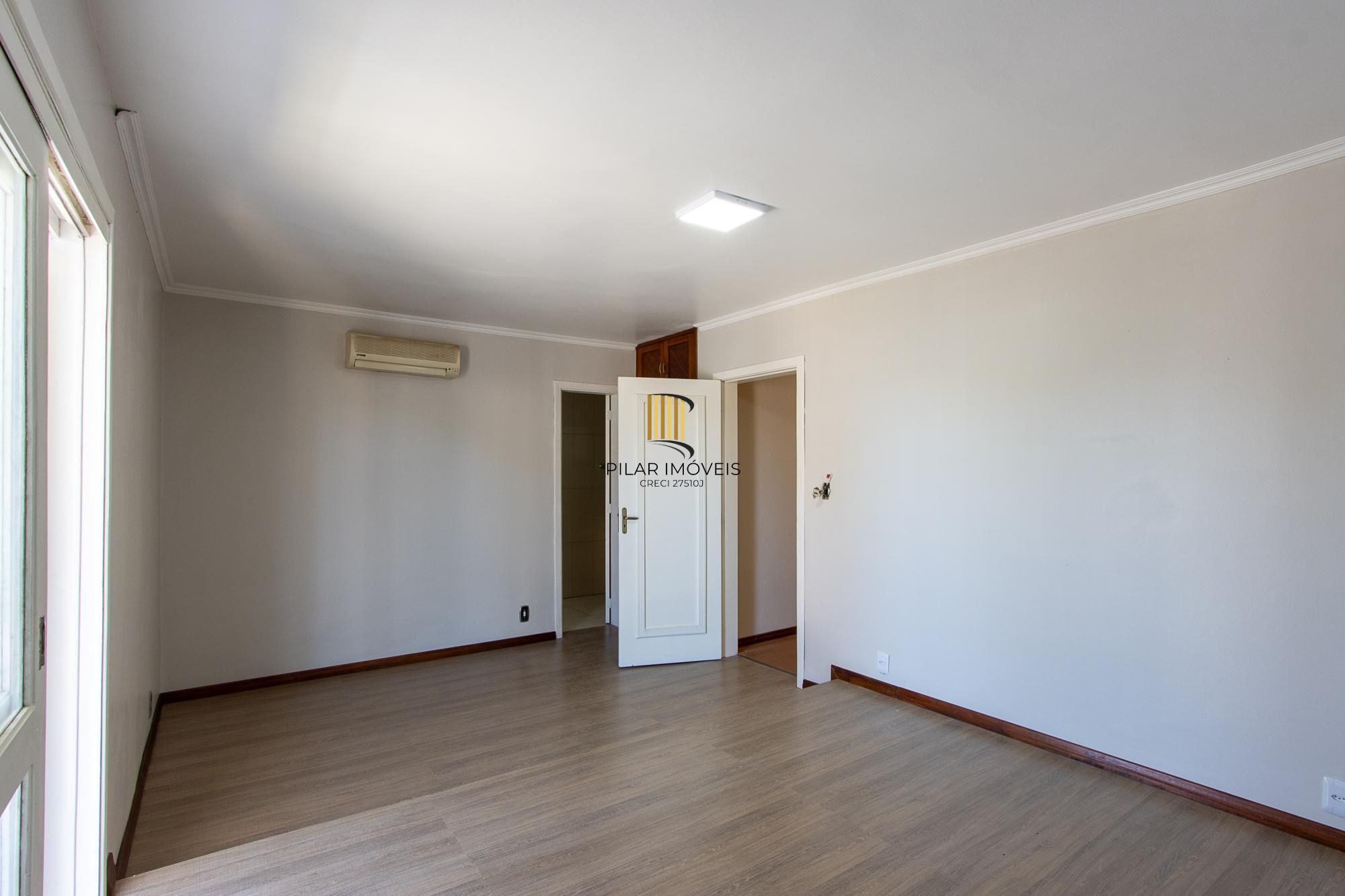 Casa de alvenaria, com 3 quartos, 1 suíte e 3 vagas de garagem.