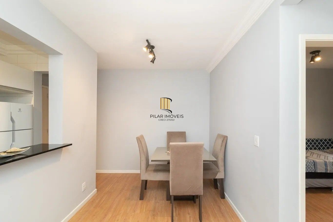 APARTAMENTO MOBILIADO PARA VENDA EM CONDOMÍNIO FECHADO NO BAIRRO GLÓRIA - 44M² ÁREA PRIVATIVA - PISO LAMINADO - 02 QUARTOS - 01 VAGA